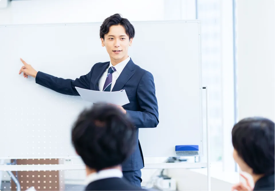 クリニック支援の品質基準を説明する担当者
