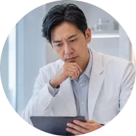 AI検索や地図で見つからないことに悩む男性